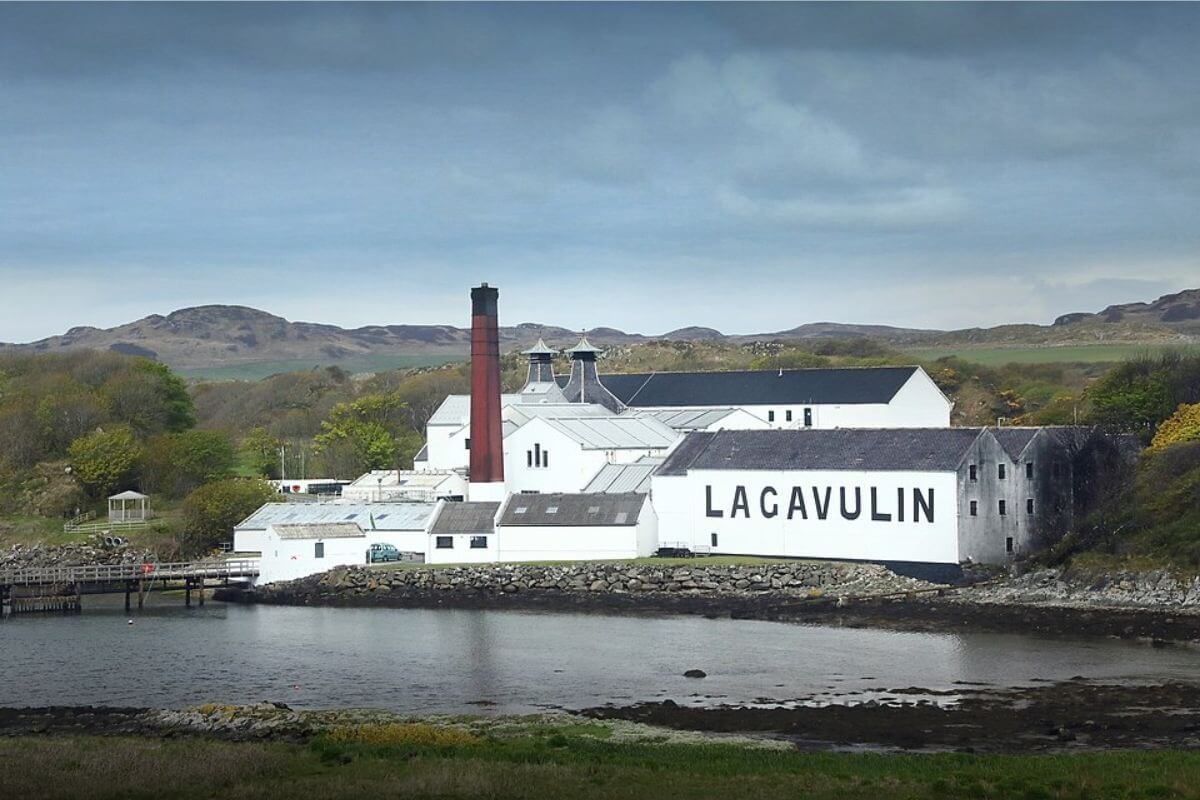 Lagavulin Distillery (Photo by William Murphy, CC BY-SA 4.0) Wikimedia Commons　httpscommons.wikimedia.orgwikiFile2019-05-05_Lagavulin_Distillery.jpg）